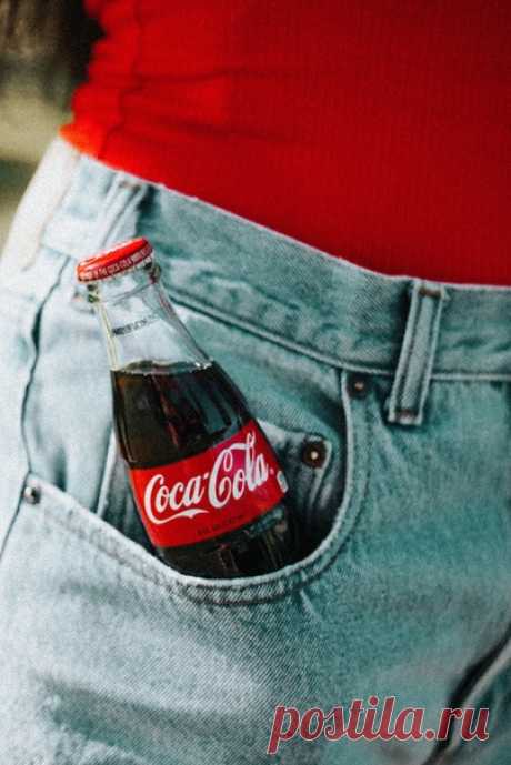С днем рождения, Coca-Cola! ⠀ 31 января 1893 года был зарегистрирован товарный знак Coca-Cola. Если верить статистике, то про Coca-Cola слышали 94% жителей нашей планеты. ⠀ Мы выбрали интересные факты об этой компании и напитке из наших книг. ⠀ В конце XIX века Coca-Cola называлась довольно сложно — Pembertone’s French Wine Coca. Новое название предложил Фрэнк Мэйсон Робинсон, работавший бухгалтером в фирме изобретателя напитка Джона Пембертона. Более того, Фрэнк Робинсон нарисовал самый…