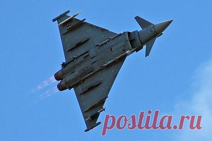 Мощная звуковая волна испугала жителей британских городов. «Мощным взрывом», который слышали жители нескольких британских городов, и спровоцировавший панику их жителей, на самом деле оказался звуковой волной истребителя. Как сообщает The Sun, испуг из-за дребезжащих стекол своих домов перенесли в Лестере и даже в некоторых районах Лондона.