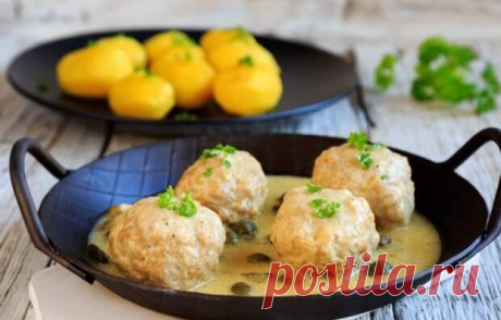 Тефтели в нежном сметанном соусе - Будет вкусно - Медиаплатформа МирТесен Соус можно сделать более нежным, если добавить немного молока или сливок вместе со сметаной. Также для аромата можно добавить лавровый лист в процессе тушения. ИНГРЕДИЕНТЫ фарш (говядина и свинина) 500 г рис 100 г яйца куриные 1 шт. мука 1 ст. л. лук репчатый 1 шт. сметана (15–20%) 200 г вода - 15 февраля - 43809138914 - Медиаплатформа МирТесен