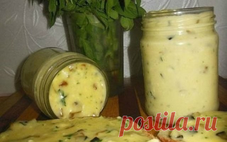 Домашний плавленый сыр с шампиньонами - нереальная вкуснятина

Ингредиенты:
-500 гр творога(домашний творог)
-2 яйца
-2-3 ст. л сметаны (домашняя)
-соль по вкусу (примерно 1 ч. л без горки)
-1 ч. л соды (не полная без горки)
-петрушка 5 веточек (можно укроп) (мелко порезать)
-200 гр грибов (шампиньоны)

Приготовление:
1. Все ингредиенты смешиваем,и взбиваем все погружным блендером.
2. Ставим кастрюлю на водяную баню,помешивая варим (около 15 минут) а в это время масса расп...