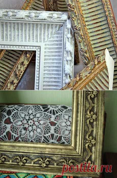 Рамки из гипсовых потолочных плинтусов.
