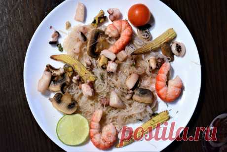 Вок из рисовой лапши с морепродуктами, шампиньонами и кукурузой