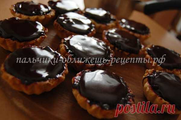 Корзиночки с черной смородиной и шоколадной глазурью
