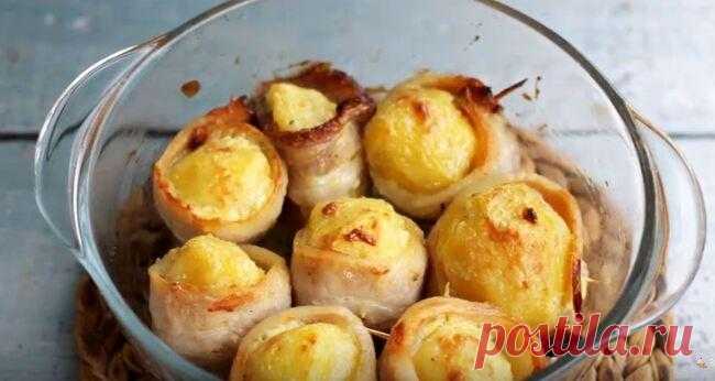 Картофель с Беконом в Духовке Очень Вкусный Рецепт Картофель с беконом в духовке очень вкусный и простой рецепт. Это горячая закуска, которая делается очень просто и быстро.