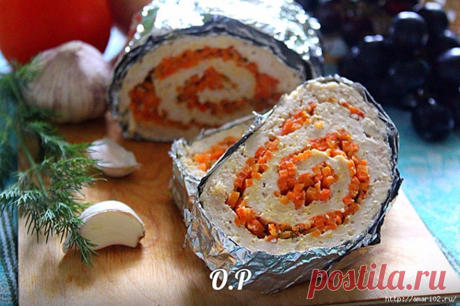 Запечённый рулет из куриного фарша с корейской морковкой..