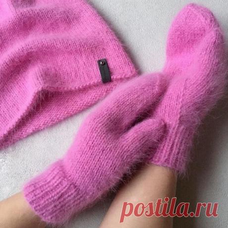 Уютные норковые варежки спицами Автор @shapushka_store⠀⠀Итак, нам нужна пряжа норка 2 мотка 50гр/350м на весь комплект, круговые спицы 4/40см чулочные 3 и 4, игла, крючок, доп. нить, ножницы, маркер.⠀⠀⠀Мои размеры: обхват ладони (без большого пальца) 17,5 см, высота большого пальца 5 см, высота ладони до мизинца 14 см,...