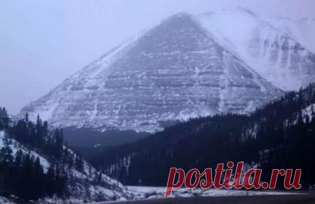 ТАЙНЫ МИРА. Неизвестные пирамиды холодной Аляски 
Глобальное потепление, которое серьезно коснулось таяния ледников по всей Земле, обнажило еще одну находку и в то же время загадку. На Аляске вдруг оттаяли древние пирамиды .
Это, конечно, произошло …