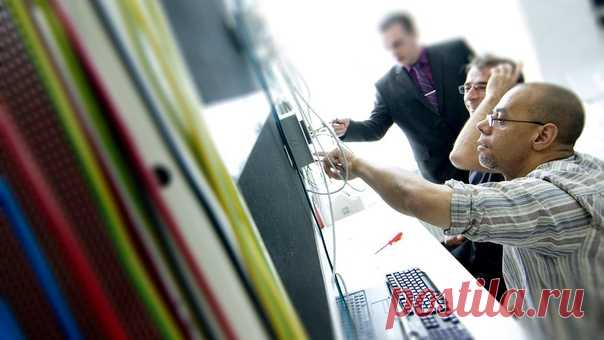 Известная компания «дурит» своих клиентов, подключивших «умный дом» Многие пользователи подключаются к умным системам видеонаблюдения и платят за это солидные деньги. Ключевым условием того, что эта услуга будет востребована, является тот момент, что записи с камер наблюдения никогда не увидят другие люди. Так, Amazon убеждает своих клиентов, что обработка видеопотока проводится искусственным интеллектом без непосредственного участия в этом процессе человека. Вернее, так было …