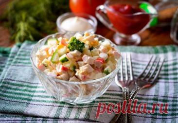 ​Салат со свежими огурцами, кукурузой и крабовыми палочками Ингредиенты:Крабовые палочки &mdash; 80 гОгурцы свежие &mdash; 80 гКукуруза консервированная &mdash; 80 гЯйца куриные &mdash; 2 шт.Йогурт натуральный &mdash; 100 гСоль &mdash; по вкусуЧерный перец &mdash; по вкусуПриготовление:1. Подготовьте ингредиенты для приготовления крабового салата...