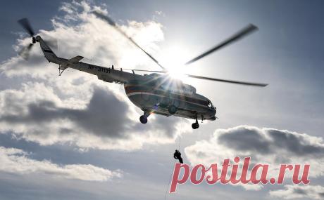 В МЧС назвали число людей на унесенных в море на Сахалине баржах. Спасатели на вертолете Ми-8 приступили к эвакуации экипажей рыболовецких судов, которые сорвало с якоря между Сахалином и материком.