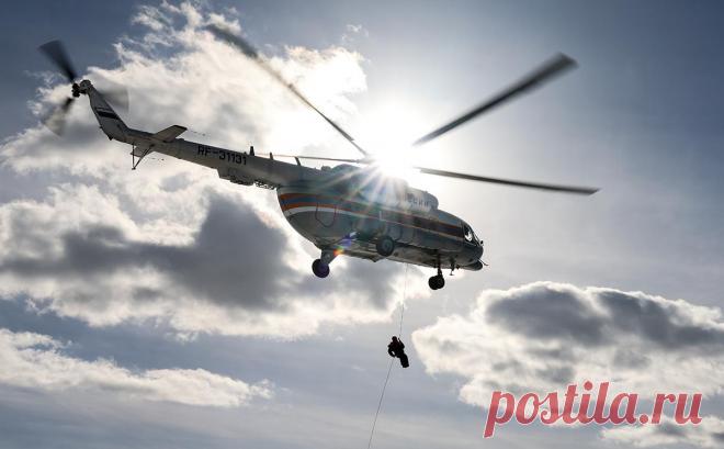 В МЧС назвали число людей на унесенных в море на Сахалине баржах. Спасатели на вертолете Ми-8 приступили к эвакуации экипажей рыболовецких судов, которые сорвало с якоря между Сахалином и материком.
