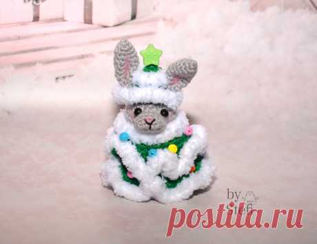 PDF Кролик в костюме ёлочки крючком. FREE crochet pattern; Аmigurumi animal patterns. Амигуруми схемы и описания на русском. Вязаные игрушки и поделки своими руками #amimore - маленький кролик в новогоднем наряде, заяц к Новому году, украшение в виде зайчика, зайчонок, зайка, крольчонок, ёлочная игрушка крючком.