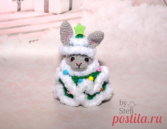 PDF Кролик в костюме ёлочки крючком. FREE crochet pattern; Аmigurumi animal patterns. Амигуруми схемы и описания на русском. Вязаные игрушки и поделки своими руками #amimore - маленький кролик в новогоднем наряде, заяц к Новому году, украшение в виде зайчика, зайчонок, зайка, крольчонок, ёлочная игрушка крючком.