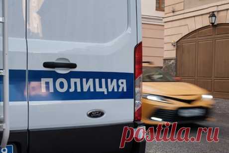 Задержанные с четырьмя килограммами наркотиков россияне пойдут под суд. В Хабаровском крае суд рассмотрит дело супругов, обвиняемых в наркопреступлениях. Фигуранты приехали в Комсомольск-на-Амуре, чтобы забрать посылку с наркотиками, привезенную из Белгорода. Дома они оставили четырех детей с бабушкой. Отмечается, что в посылке лежали пакеты с синтетическим запрещенным веществом.