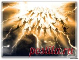 Евгений Евтушенко 
С. Преображенскому 
Людей неинтересных в мире нет.... Их судьбы - как истории планет.
 У каждой все особое, свое,
 и нет планет, похожих на нее. 
А если кто-то незаметно жил и с этой незаметностью дружил,
 он интересен был среди людей
 самой неинтересностью своей. 
У каждого - свой тайный личный мир. Есть в мире этом самый лучший миг.
 Есть в мире этом самый страшный час,
 но эт