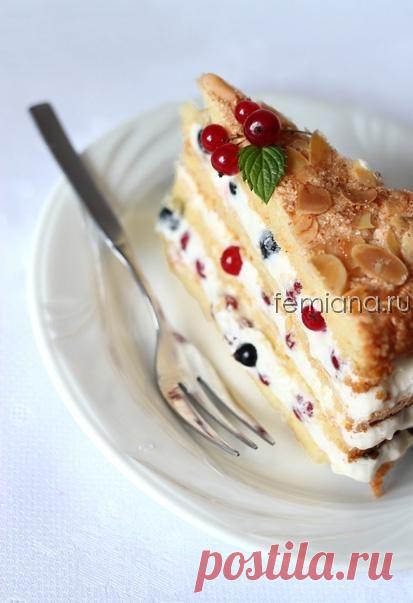 Воздушный торт со смородиной и взбитыми сливками | FEMIANA