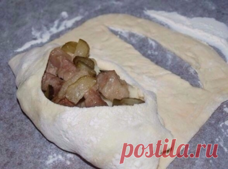 Лодочки из слоеного теста с картофелем, мясом и огурчиками.

Ингредиенты:
- картофель - 1 кг.
- мясо (любое!!!) - 400 гр.
- луковица - 1 большая
- огурчики соленые -3-4 шт(маленькие)
-тесто слоеное - 500 гр.(у меня было готовое, дрожжевое, резаное на квадраты...)
- яйцо - 1 шт.(смазать лодочки)
- сыр твердый-50 гр(для посыпки лодочек, но можно и без него)

Приготовление:
1. картофель отварить и сделать пюре, такое, как вы обычно делаете для семьи
2. мясо порезать кусочками...