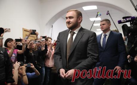 «Коммерсантъ» узнал о домах и бриллиантах из дела Арашуковых на ₽440 млн. Из общей суммы в почти 440 млн руб. на 380 млн оказалось изъятой недвижимости, в том числе земельных участков и домов. Остальное пришлось на драгоценности, в том числе золотые слитки, часы и женские украшения