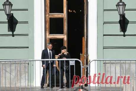 Алла Пугачева приехала на похороны модельера Валентина Юдашкина. Эстрадная певица Алла Пугачева приехала на церемонию прощания с российским модельером Валентином Юдашкиным. Известно, что похороны проходят в Траурном зале Троекуровского кладбища. На прощание пришли также пресс-секретарь президента России Дмитрий Песков, артисты Клара Новикова, Бедрос Киркоров, Олег Газманов.