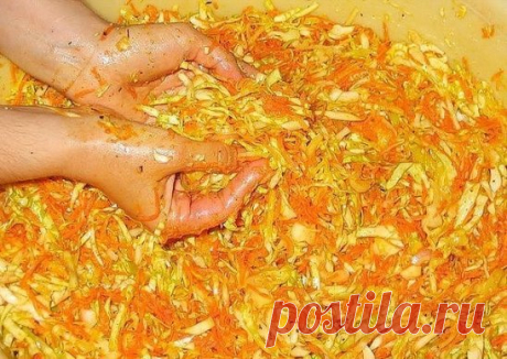 Корейский салат на зиму
Ингредиенты:
- 2 кг шинкованой белокочанной капусты;
- 1,5 кг тертой моркови;
- 350 г репчатого лука, порезанного кольцами и полукольцами;
- 150-200 г очищенного чеснока;
- 125 г сахара;
- 2 ст. ложки соли;
- 250 мл 9% уксуса (либо 175 мл воды + 75 мл 70% уксусной эссенции;
- 250 мл растительного масла(я предпочитаю рафинированное подсолнечное)
- 1,5 ч.ложки красного перца;
- 2 ч. ложки черного перца молотого;
- 4 ч. ложки кориандра молотого
- по желанию можно еще добав