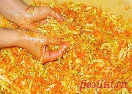 Корейский салат на зиму
Ингредиенты:
- 2 кг шинкованой белокочанной капусты;
- 1,5 кг тертой моркови;
- 350 г репчатого лука, порезанного кольцами и полукольцами;
- 150-200 г очищенного чеснока;
- 125 г сахара;
- 2 ст. ложки соли;
- 250 мл 9% уксуса (либо 175 мл воды + 75 мл 70% уксусной эссенции;
- 250 мл растительного масла(я предпочитаю рафинированное подсолнечное)
- 1,5 ч.ложки красного перца;
- 2 ч. ложки черного перца молотого;
- 4 ч. ложки кориандра молотого
- по желанию можно еще добав