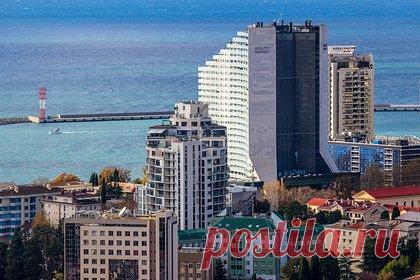 В бюджетных отелях Сочи закончились места для туристов. В популярных гостиницах Сочи закончились места для туристов — россияне раскупили бюджетные номера на все лето. Вице-президент Ассоциации туроператоров России (АТОР), гендиректор туроператора «Дельфин» Сергей Ромашкин уточнил, что наибольшая загруженность наблюдается в отелях так называемого Большого Сочи.