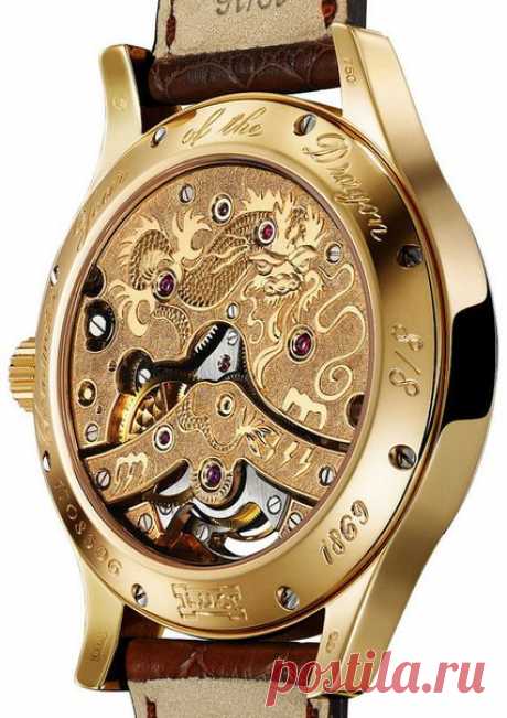 Chopard L.U.C Tourbillon Dragon

Корпус часов диаметром 39,5 мм и толщиной 39,5мм, из чистого золота, готовый выдержать погружения на глубину до 30 метров, идет с ремешком коричневого цвета из крокодиловой кожи сшитого вручную с золотой застежкой. Стекло для циферблата и задняя крышка сделаны из сапфира, как и некоторые швейцарские часы Appella. В Chopard L.U.C Tourbillon Dragon использовали знаменитый часовой механизм LUC 0202-L с турбийоном и автоподзаводом, который имее...