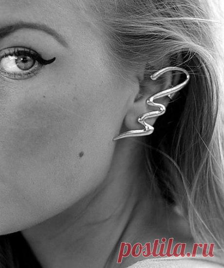 Интересные каффы с изогнутой линией.
2 цвета: бронзовые и серебристые.
Очень стильно смотрятся на ушках