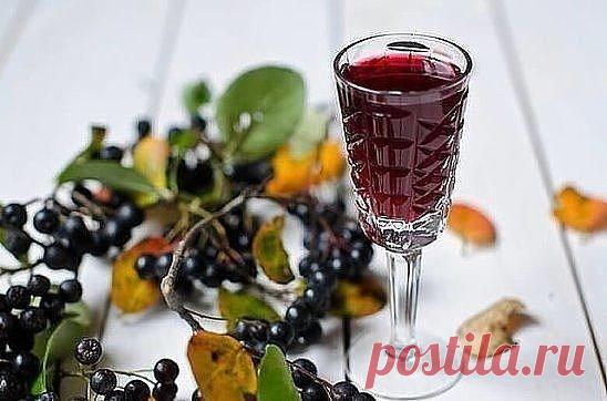 ЯГОДНОЕ ВИНО
1-й день - 2,5 кг любых ягод измельчить (истолочь). добавить 50 г изюма (немытого) и 400 мл воды.
2-й день - добавить 200 г сахар и 400 мл воды.
8-й день - отжать мезгу. В отжатую мезгу добавить 200 мл воды и 200 г сахара, установить гидрозатвор (или надеть перчатку, в пальце сделать иголкой дырочку).
11-й день - в мезгу добавить 200 мл воды и 100 г сахара; в сок (под гидрозатвором) - 500 мл воды и 500 г сахара.
17-й день - отжать мезгу, в полученный сок добавить 400 г сахара,