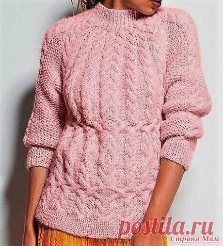 Нежный джемпер, связанный узором из "кос". Спицы. Данный джемпер связан интересным узором, где одни "косы" переплетаются с другими. На рукавах эффектный фон для "кос" создаёт жемчужный узор.