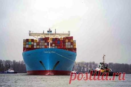 Крупнейший перевозчик товаров остановил работу в Красном море после нападения. Датская судоходная компания Maersk, являющаяся крупнейшим перевозчиком товаров в мире, объявила о приостановке работы в Красном море и отправке грузов в обход Африки. Решение озвучили после ракетной атаки на контейнеровоз со стороны йеменских хуситов из военизированной группировки «Ансар Алла».