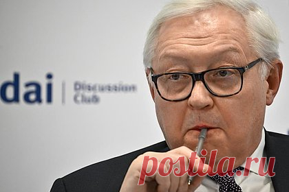 МИД России обвинил НАТО в «зомбировании» стран. Замглавы МИД России Сергей Рябков обвинил НАТО в «зомбировании» стран. «Но НАТО со своей стороны с маниакальным упорством, достойным лучшего применения, последовательно подползало к российским границам, одновременно зомбируя русофобскими страшилками соседние с нами страны», — заявил он.