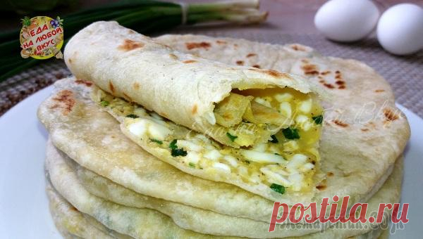 Лепешки на сковороде с зеленым луком и яйцом. Минимум продуктов.