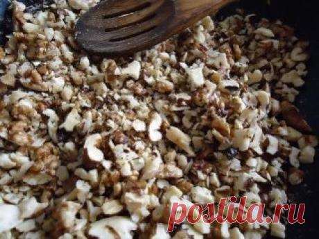 Удивительно вкусный салат "Принц"
Ингредиенты:
- 500 г говядины
- 4 яйцa вареных
- 6 соленых огурцов
- 3 дольки чеснока
- 1 стакан орехов
- 200 г майонеза
Нужно разобрать отварное мясо на волокна.
Далее, огурчики трем на крупной терке, чеснок пропускаем через пресс, и перемешиваем огурцы с чесночком!; Отварные яйца тоже натрем на крупной терке.
Грецкие орехи нужно порубить и обжарить на сухой сковороде несколько минут.
Теперь собираем наш салат. Салат мы выкладываем слоями.
1. мясо + майонез
2.