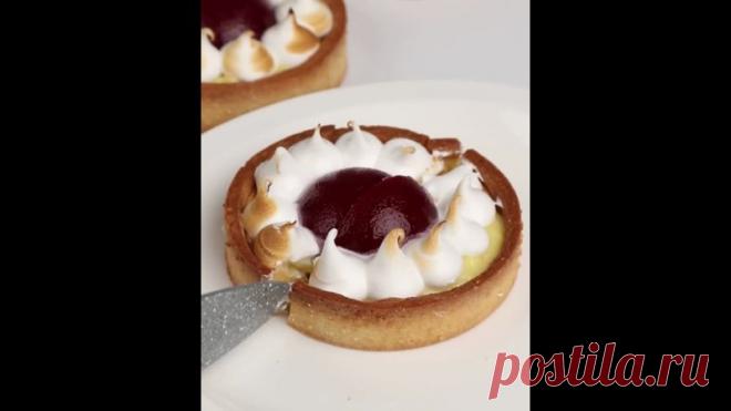 Рецепт тартов 

Лимонный заварной крем, малиновое желе и меренга на основе из песочного теста.

Ингредиенты на 10 шт диаметром 10 см:
Показать полностью...