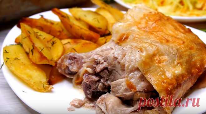 Куриные окорочка в лаваше: плюс жареный картофель Куриные окорочка в лаваше дополняем гарниром из жареного картофеля и салатом из свежих овощей, сразу подаем на стол. Вкуснейший обед, который вы приготовите на раз-два, разлетится со стола на «ура»: даже глазом моргнуть не успеете.