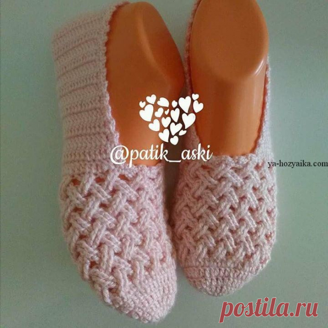 Красивые тапочки крючком.Описание https://ya-hozyaika.com/vyazanie-dlya-doma/tapochki-obuv/krasivy-e-tapochki-kryuchkom/