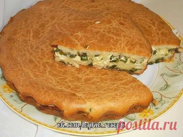 Заливной пирог с зелёным луком и яйцом

Ингредиенты:
-Сметана — 350 г
-Масло сливочное — 150 г
-Мука — 280–300 г
-Яйца куриные — 6 шт.
-Разрыхлитель — 1,5 ч. л.
-Соль — 1/2 ч. л.
-Сахар
-Лук зеленый — 1 пучок

Приготовление:
1. Приготовить ингредиенты для теста и начинки. Сметану в заливном тесте можно заменить кефиром или натуральным йогуртом.
2. Для начинки: сварить 4 яйца, остудить, почистить и мелко порезать.
3. Зеленый лук (его должно быть много) промыть, обсушить, ме...