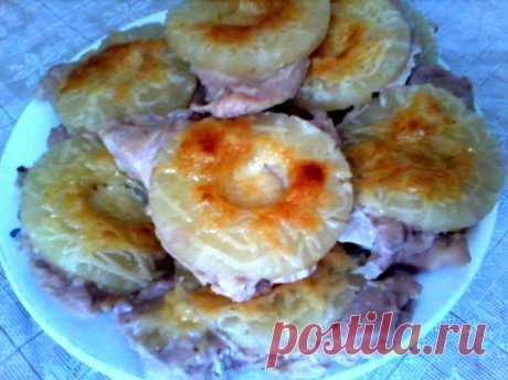 Курочка в ананасах (диетическая)

Куриное филе -800г
Ананасы консервированные -1банка
Сыр твердый(любой)-150г
Соль и перец по вкусу
Филе промыть и слегка подсушить салфеткой,затем отбить молоточком,посолить и поперчить. Выкладываем на листик,сверху накрываем по колечку ананаса,присыпаем тертым на средней терке сыром. Сироп от ананасов выливаем в листик полностью. Филе должно до половины быть закрыть сиропом. Ставим в духовку при t200-220.  Когда подрумянится - вынимаем. Приятного аппетита!