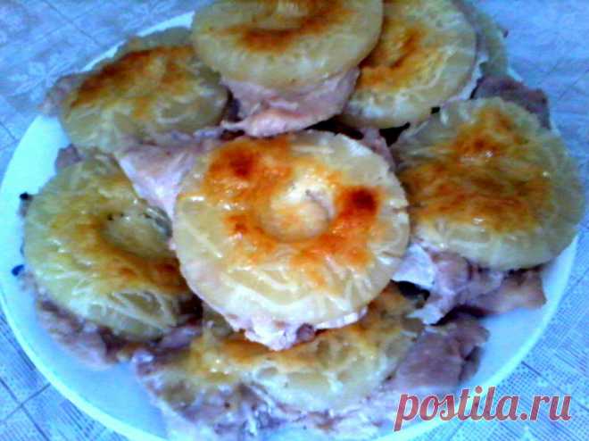Курочка в ананасах (диетическая)

Куриное филе -800г
Ананасы консервированные -1банка
Сыр твердый(любой)-150г
Соль и перец по вкусу
Филе промыть и слегка подсушить салфеткой,затем отбить молоточком,посолить и поперчить. Выкладываем на листик,сверху накрываем по колечку ананаса,присыпаем тертым на средней терке сыром. Сироп от ананасов выливаем в листик полностью. Филе должно до половины быть закрыть сиропом. Ставим в духовку при t200-220.  Когда подрумянится - вынимаем. Приятного аппетита!