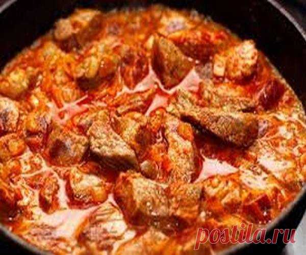 Мужчина любит мясо, это природа! Отставить овощные салатики - даёшь говяжий гуляш!

Ингредиенты:

- 500 г картофеля
- 200 г моркови
- 4 ч.л. паприки
- 150 г помидоров
- 1 ч.л. соли
- 1 головка репчатого лука
- 1 красный сладкий перчик
- 600 с говядины
- 4 зубчика чеснока

Приготовление:

1. Нарезаем мелко лук и затем обжариваем его на сковороде, пока не появится золотистый цвет.
2. Теперь всыпаем сюда паприку. Все тщательно перемешиваем для равномерного соединения с жиром....