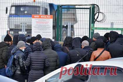 Глава СПЧ рассказал о средневековых нравах приезжающих в Россию мигрантов. Глава СПЧ Валерий Фадеев назвал архаичными и средневековыми нравы приезжающих в Россию мигрантов. Он рассказал, что мигранты отказываются отдавать своих детей в школы и заставляют жен носить никабы. «Не пускают детей, девочек в первую очередь, в школу, потому что 13-14 лет — замуж надо выдавать», — добавил Фадеев.
