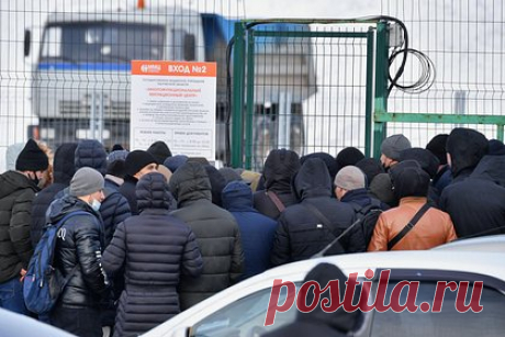 Глава СПЧ рассказал о средневековых нравах приезжающих в Россию мигрантов. Глава СПЧ Валерий Фадеев назвал архаичными и средневековыми нравы приезжающих в Россию мигрантов. Он рассказал, что мигранты отказываются отдавать своих детей в школы и заставляют жен носить никабы. «Не пускают детей, девочек в первую очередь, в школу, потому что 13-14 лет — замуж надо выдавать», — добавил Фадеев.