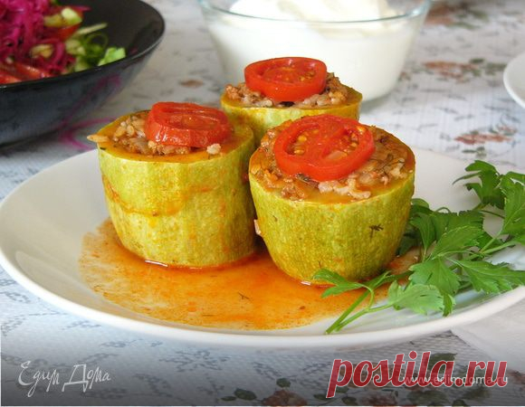 Фаршированные кабачки по рецепту турецкой свекрови (kabak dolması). Ингредиенты: лук репчатый, говяжий фарш, рис