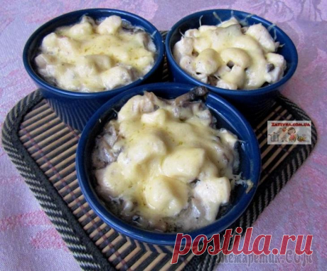Жульен с курицей и грибами Быстрый в приготовлении и очень нежный на вкус жульен с курицей и грибами украсит ваш праздничный стол. Ни один гость не сможет не отметить это несложное блюдо. Ингредиенты:— 2 куриные грудки (500 гра...