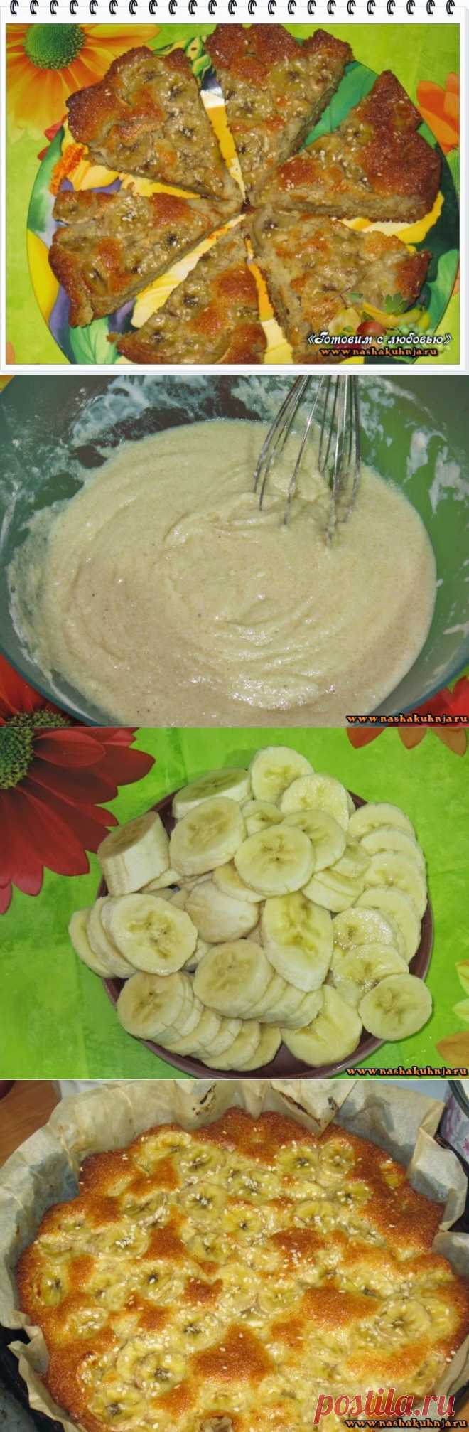 Банановая шарлотка с кунжутными семенами