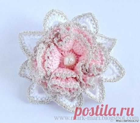ВОЛШЕБНЫЙ ЦВЕТОЧЕК "ПРИНЦЕССА КАРАМЕЛЬКА" КРЮЧКОМ - МАСТЕР-КЛАСС
Сегодня покажу вам вот такой вот цветочек с бусинами и лентами.Из него можно сделать заколку,брошь или как украшение к шляпке.Для вязания приготовьте толстый белый хлопок, розовую и серебристую пряжу, крючки (толстый и тонкий для серебристого "Ириса").
Цветок состоит всего из трех деталей: розово-серебристый центр, белые лепестки с серебристыми краями и подложка.
Свяжите эти три части по схемам. Обратите вн...