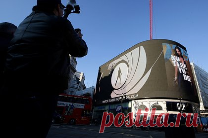 Продюсеры «бондианы» рассказали об условии для исполнения роли агента 007. Продюсеры франшизы о Джеймсе Бонде рассказали, что будут сотрудничать с исполнителем роли агента 007 на протяжении 10-12 лет. По их словам, не всех артистов устраивает это условие, поэтому поиски подходящего кандидата еще продолжаются. Среди фаворитов остаются Генри Кавилл, Том Харди и Реге-Жан Пейдж.