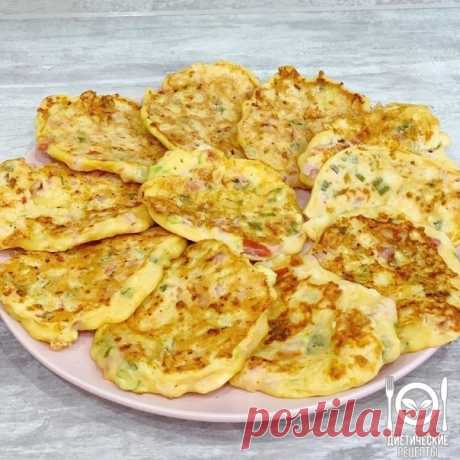 Это просто БОМБА
Оладьи со вкусом пиццы невероятно нежные и сочные)
на 100грамм - 124.77 ккалБ/Ж/У - 6.73/4.99/13.47

Ингредиенты:
кефир 1% - 250 гр
помидоры - 200 гр
болгарский перец - 220 гр
ветчина (куриное филе, индейка и т д) - 100 гр
твердый сыр - 70 гр
мука ц/з - 160 гр (у меня рисовая+ржаная 50/50)
яйцо - 2 шт
разрыхлитель - 1/2 ч л
зелень, соль, специи по вкусу

Приготовление:
Соединить кефир, соль и разрыхлитель. Перемешать. Оставить смесь на 5 мин.
В это вре...