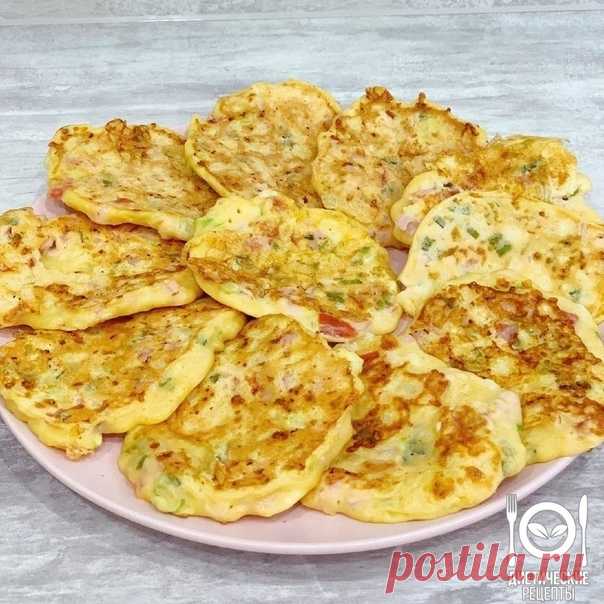 Это просто БОМБА
Оладьи со вкусом пиццы невероятно нежные и сочные)
на 100грамм - 124.77 ккалБ/Ж/У - 6.73/4.99/13.47

Ингредиенты:
кефир 1% - 250 гр
помидоры - 200 гр
болгарский перец - 220 гр
ветчина (куриное филе, индейка и т д) - 100 гр
твердый сыр - 70 гр
мука ц/з - 160 гр (у меня рисовая+ржаная 50/50)
яйцо - 2 шт
разрыхлитель - 1/2 ч л
зелень, соль, специи по вкусу

Приготовление:
Соединить кефир, соль и разрыхлитель. Перемешать. Оставить смесь на 5 мин.
В это вре...